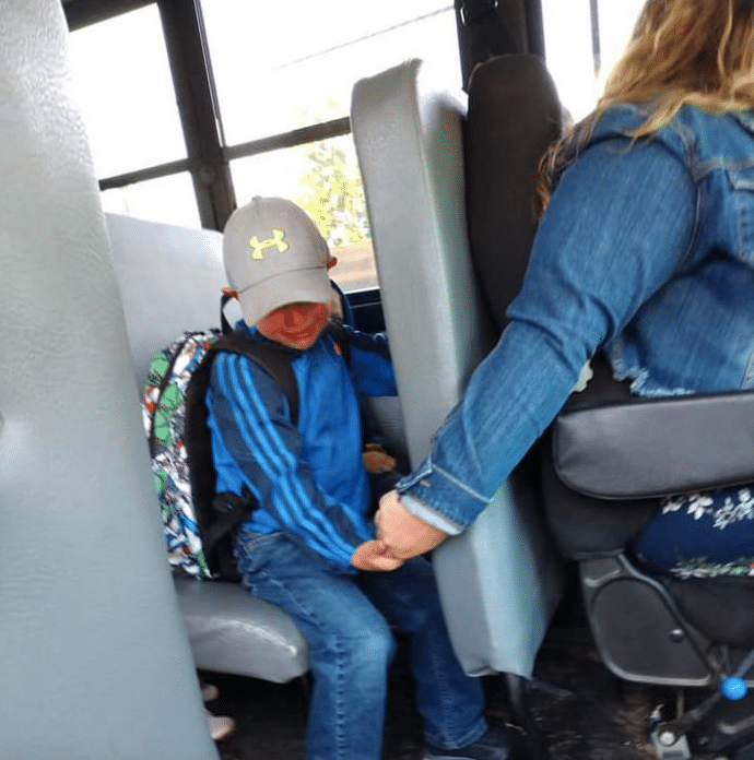 Okula Gitmek İstemeyen Bir Çocuğu Sakinleştiren Servis Şoförünün Hikayesi Okula Gitmek İstemeyen Bir Çocuğu Sakinleştiren Servis Şoförünün Hikayesi